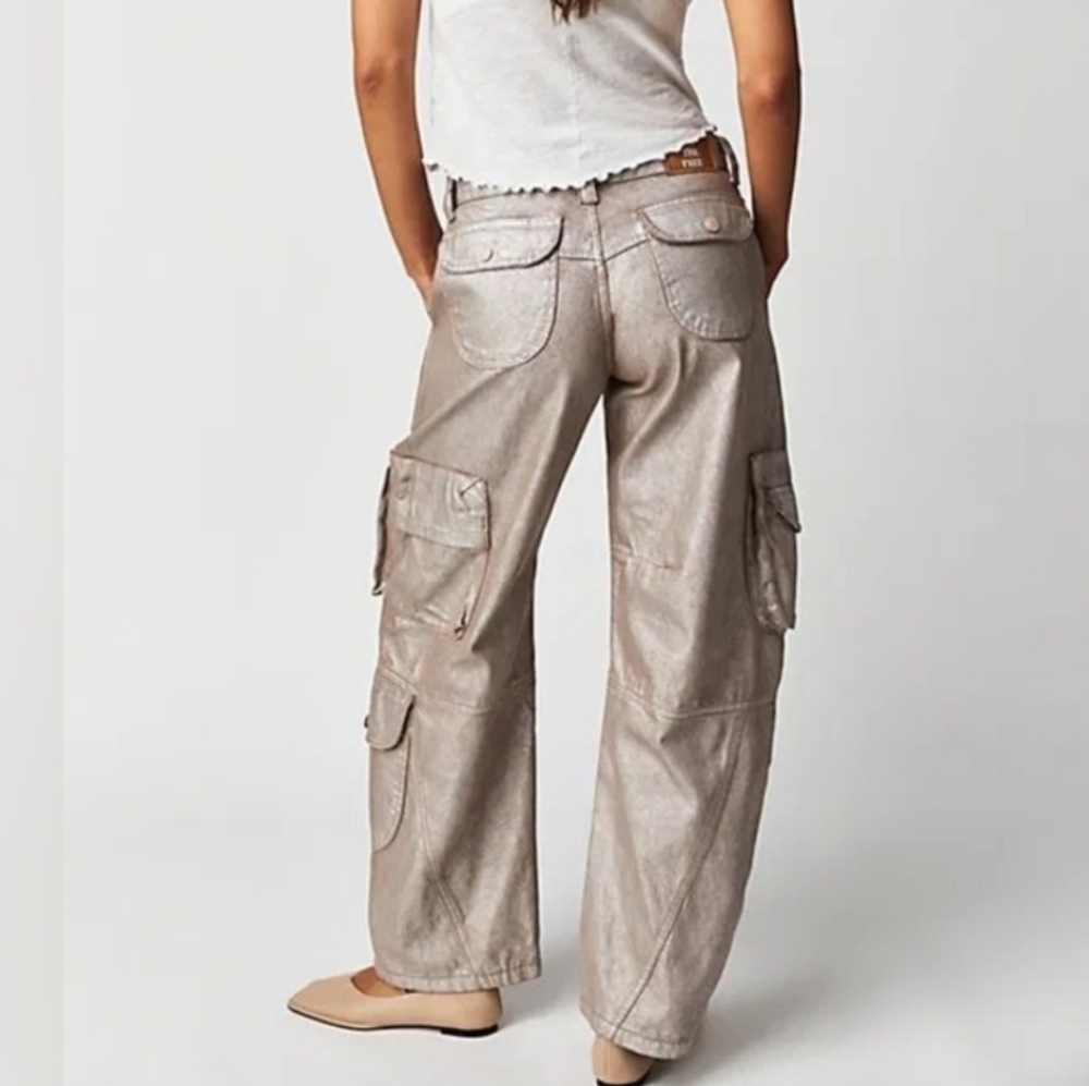 We the Free Lap of Luxury Low Rise Barrel Horseshoe Cargo Coated Pants 26 - Picture 4 of 14